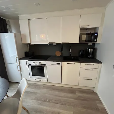 Kyllikinsola 18 B4 Naeppaerae 29 Nelioeinen Rivitaloyksioe 1-4 Henkiloeae