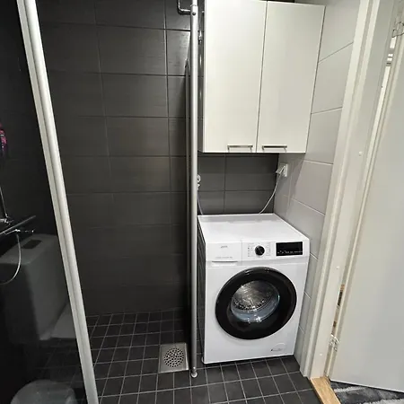 Kyllikinsola 18 B4 Naeppaerae 29 Nelioeinen Rivitaloyksioe 1-4 Henkiloeae