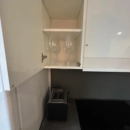 Kyllikinsola 18 B4 Naeppaerae 29 Nelioeinen Rivitaloyksioe 1-4 Henkiloeae *