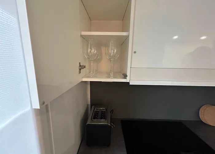 Kyllikinsola 18 B4 Naeppaerae 29 Nelioeinen Rivitaloyksioe 1-4 Henkiloeae *